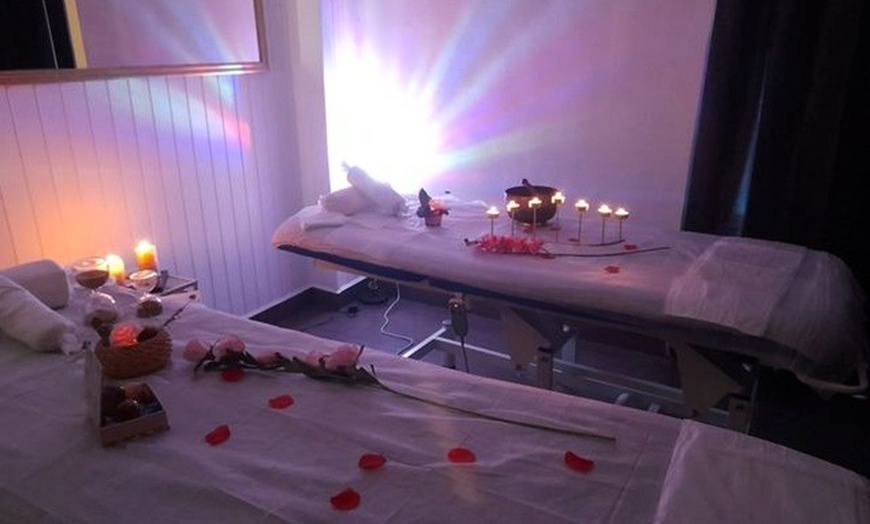 Image 2: Rosaterapia o chocolaterapia de 60 minutos con opción a reflexología 