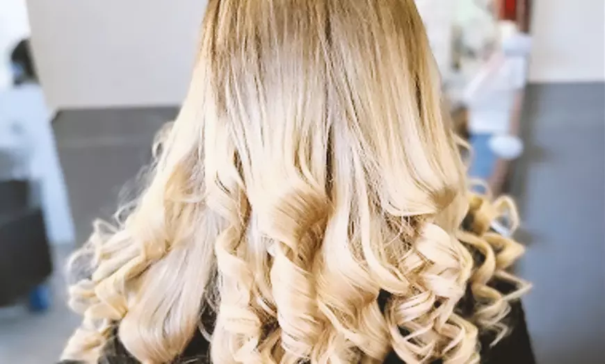 Image 3: Nueva imagen con corte, color y brillo en una sesión de peluquería