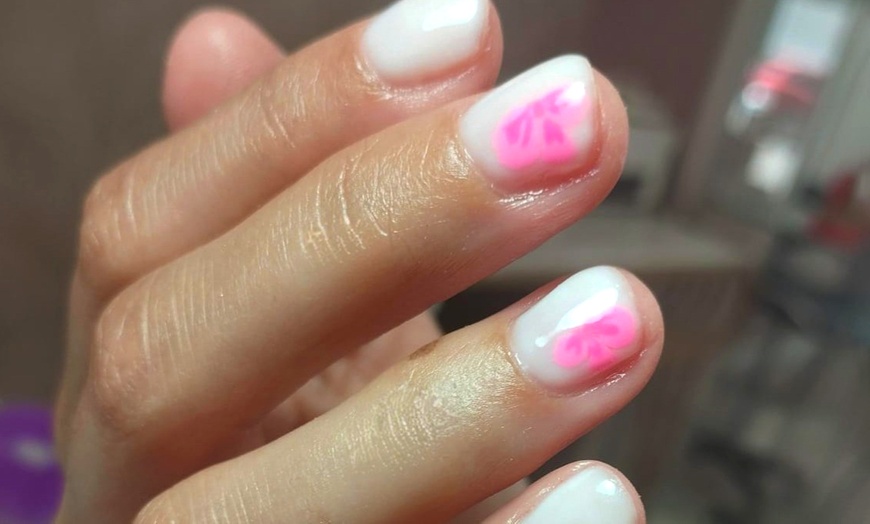 Image 2: Sesión de manicura exprés con esmaltado normal o permanente