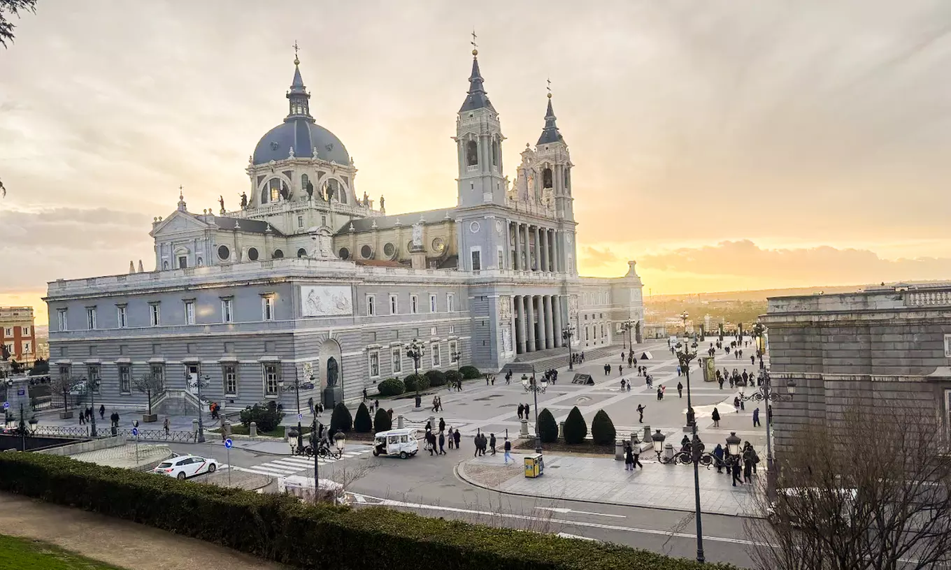 Tour tuk tuk eléctrico Madrid 1 hora o 2 horas en grupo o privado