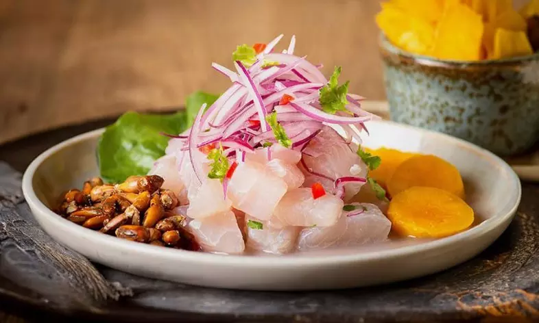 Menú peruano para 2 o 4 con entrantes, principales, postres y bebidas