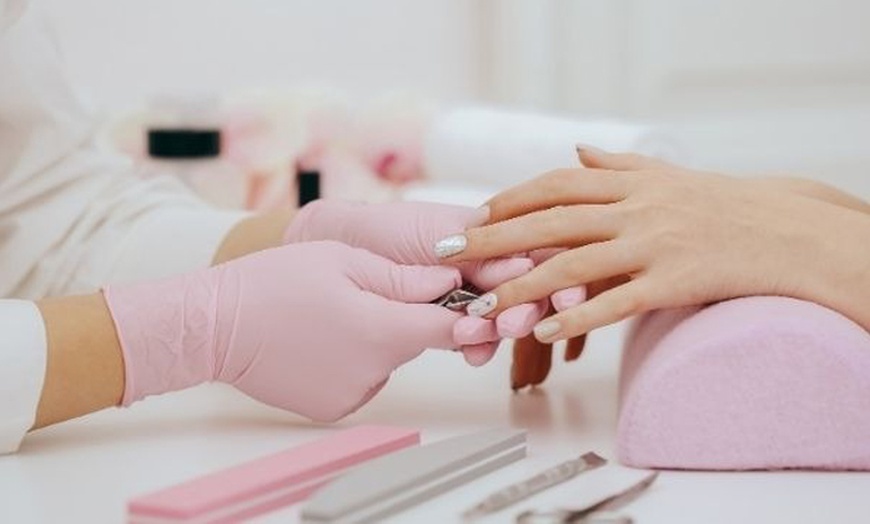 Image 1: Sesión de manicura, pedicula o manipedicura con decoración en una uña