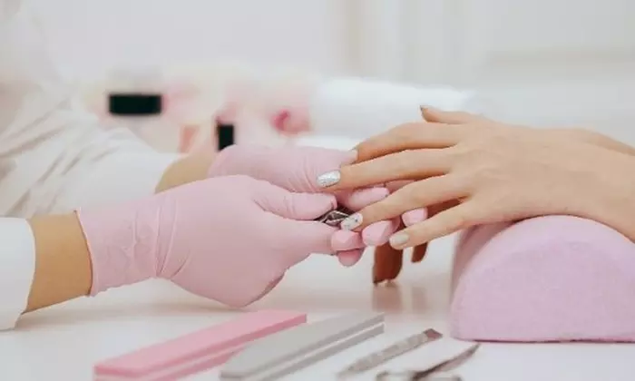 Consigue unas uñas ideales con 1 sesión de manicura, pedicula o manipedicura para 1 persona y con decoración en una uña - Primary Image