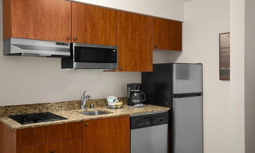 Image 11: All-suite hotel with near Seattle airport & shopping