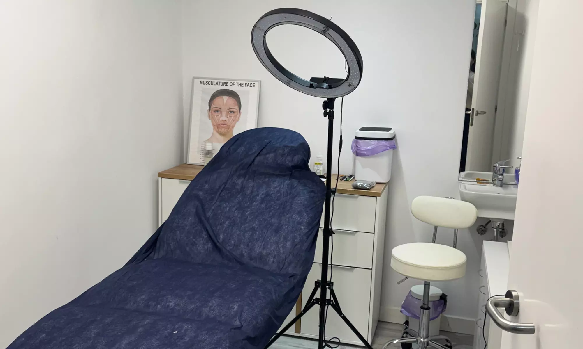 Peeling Hollywood con carbón activo, láser y vitaminas para el rostro