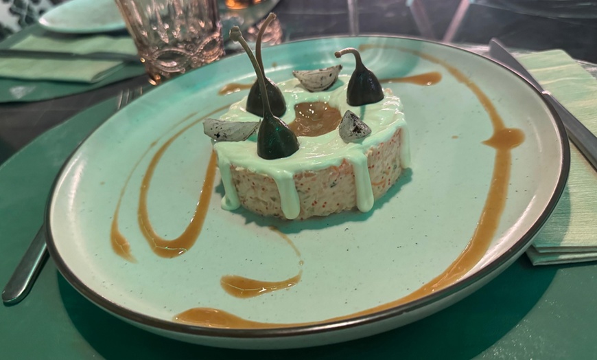 Image 13: Menú fusión para 2 o 4 personas con postre y opción a botella de vino