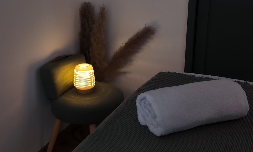 Image 4: 1 massage personnalisé de 60 ou 90 min, option réflexologie plantaire