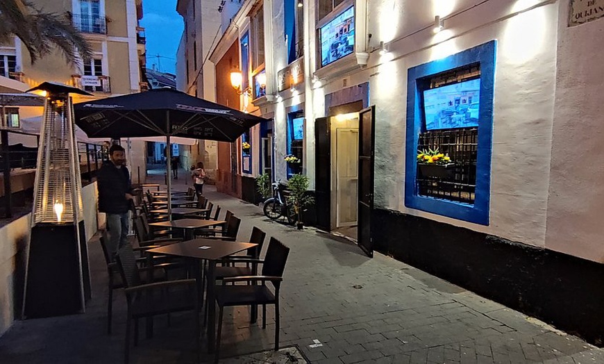 Image 8: Menú para 2 o 4 en casco antiguo de Alicante con postre y vino