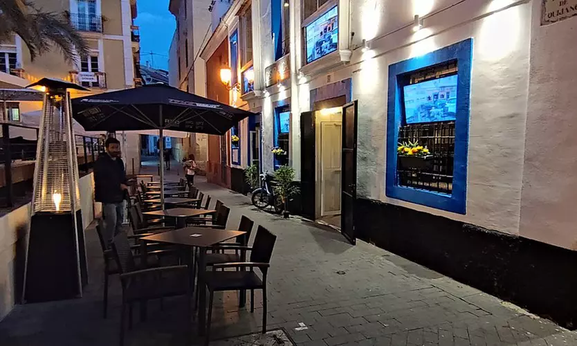 Menú para 2 o 4 en casco antiguo de Alicante con postre y vino