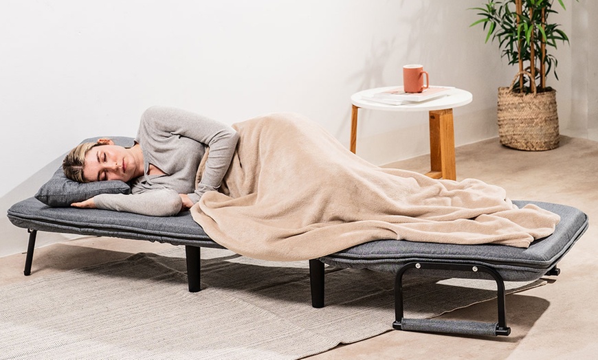 Image 3: Sofá cama convertible con sistema clic-clac, de Innovagoods