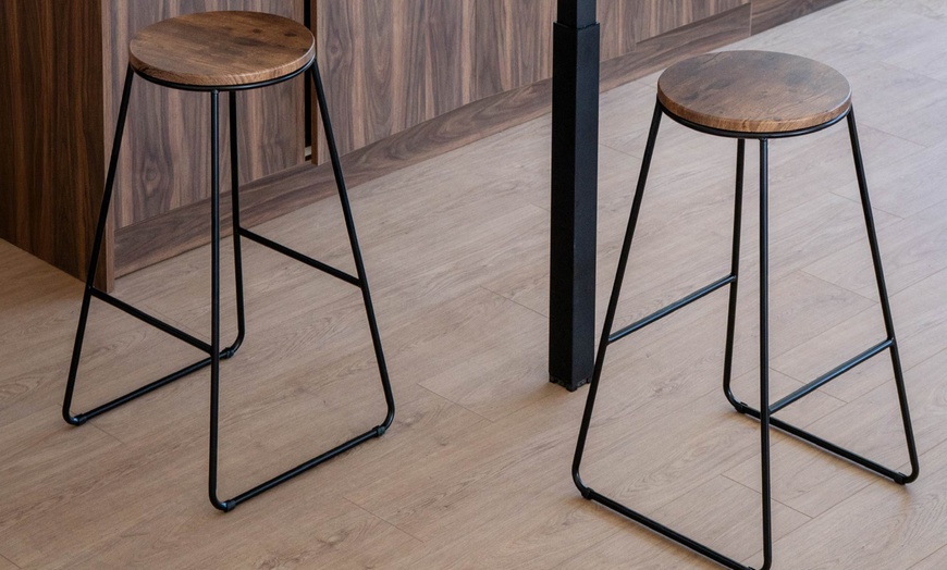 Image 1: Coppia di sgabelli in legno e metallo