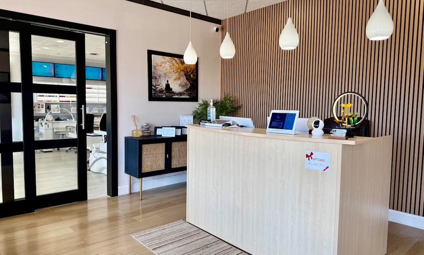 Image 3: 60- or 90-Min Couples Massage with Hot Towels + Foot Detox