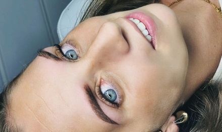 Sesión de láser para eliminar la micropigmentación en cejas - Oliver Castro estética avanzada