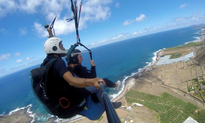 Image 3: Roza las nubes: vuelo de iniciación al parapente con foto incluida