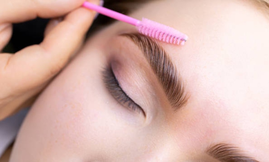 Image 6: Sesión de microblading, microshading o micropigmentación