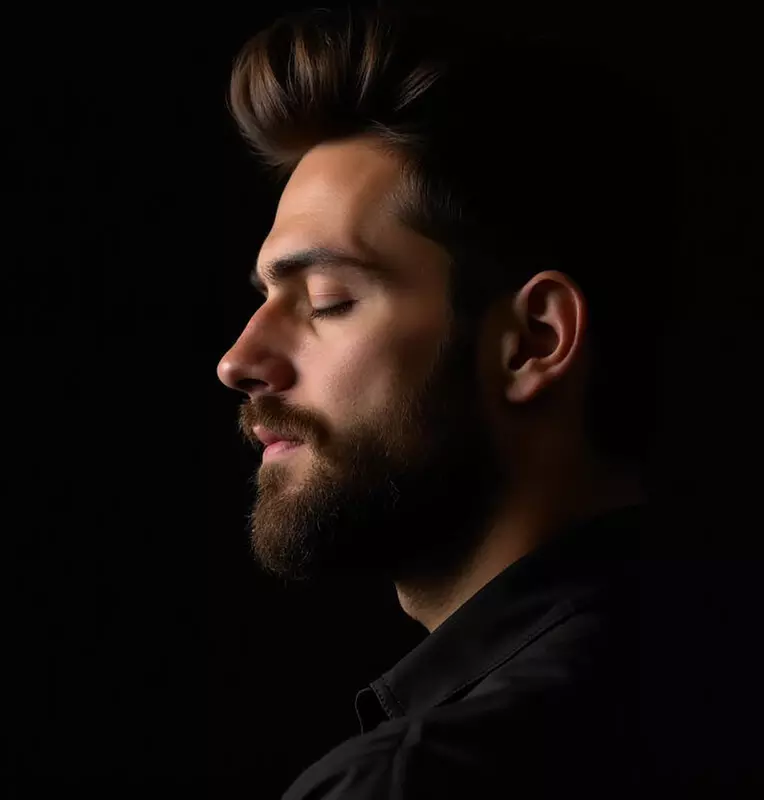 Haarschnitt für Herren, opt. inkl. Bartrasur, Augenbrauen zupfen, Wax & Maske für 1 Person (bis zu 37% sparen)