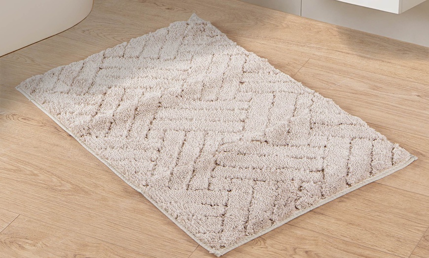 Image 5: Alfombrilla de baño con diseño tipo cruzado en relieve