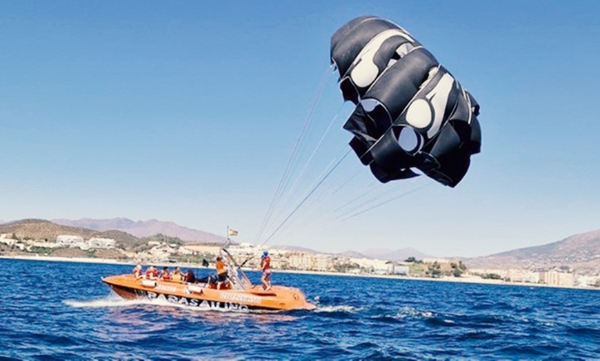 Image 2: Vuelo de parasaling por la costa de Fuengirola 