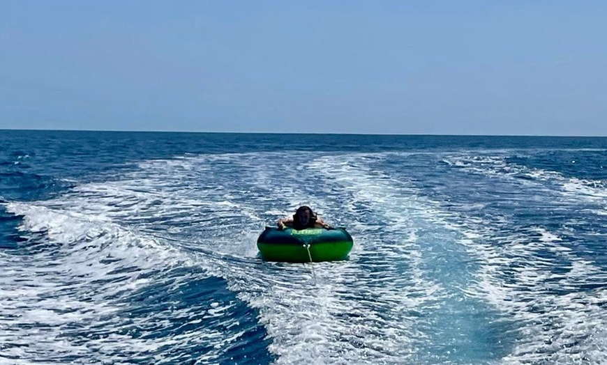 Image 14: Experiencia acuática de 1 h: paseo en barco y flotador de arrastre