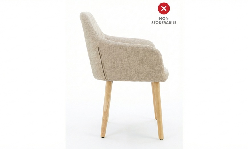 Image 14: Sillón tapizado de estilo escandinavo con patas de madera natural