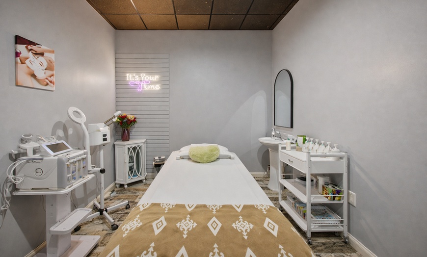 Image 5: 60 or 90-Min Massage of Choice for One / Couples; Single or 3-Sessions