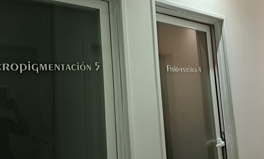 Image 3: Extensión de pestañas pelo a pelo para ambos ojos