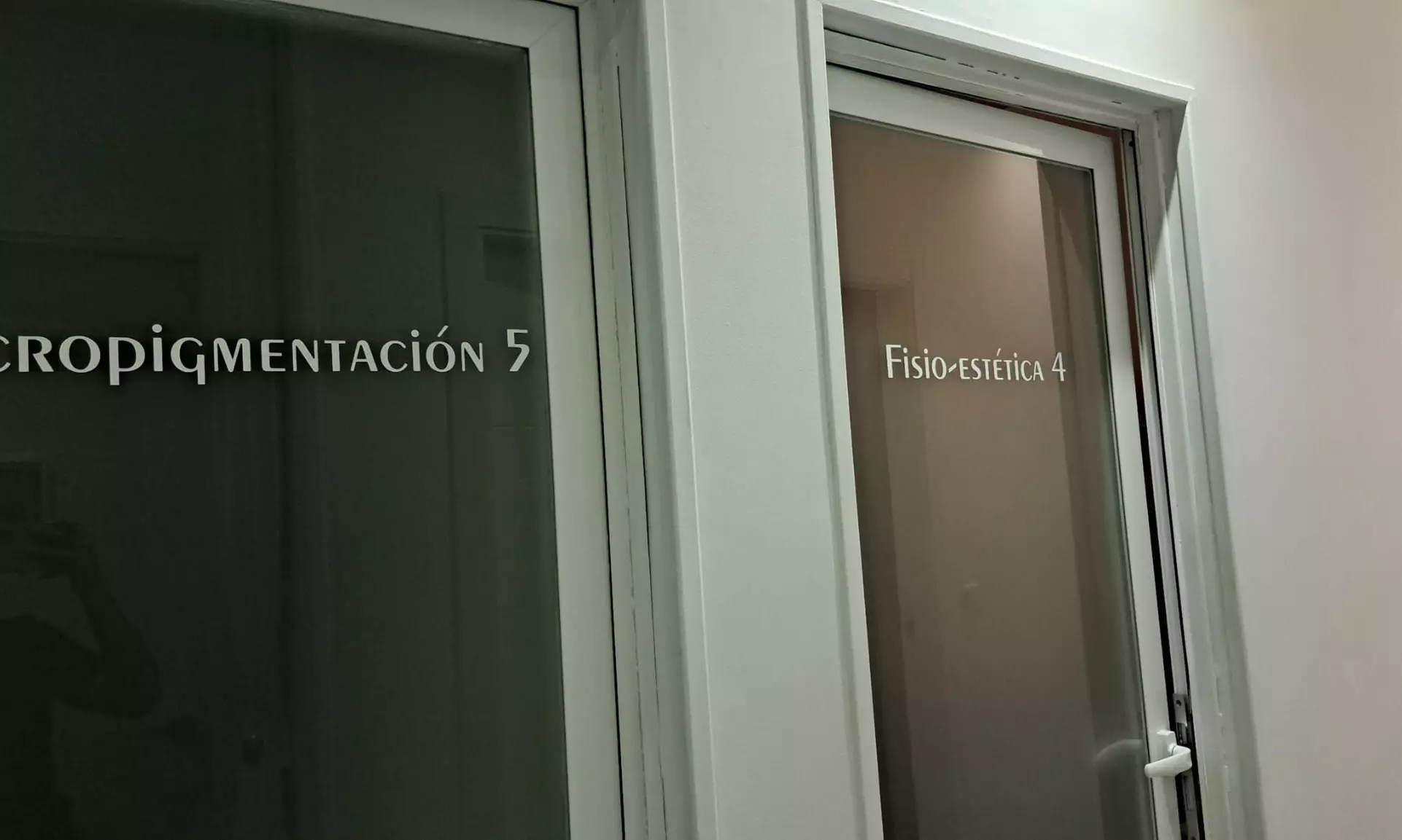 Extensión de pestañas pelo a pelo para ambos ojos