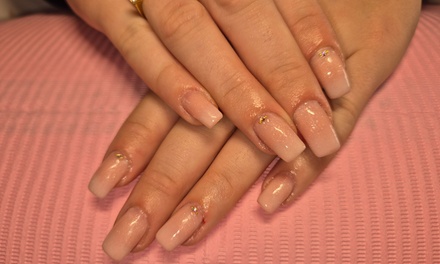 Pose de vernis semi-permanent sur mains - Le Palais d'Apolonia