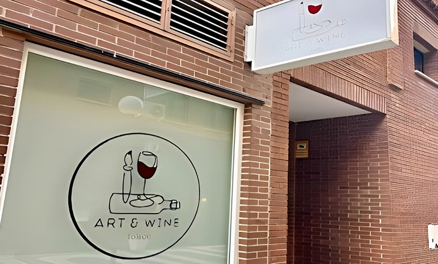 Image 21: Taller de pintura en cerámica o velas con barra de libre de vino