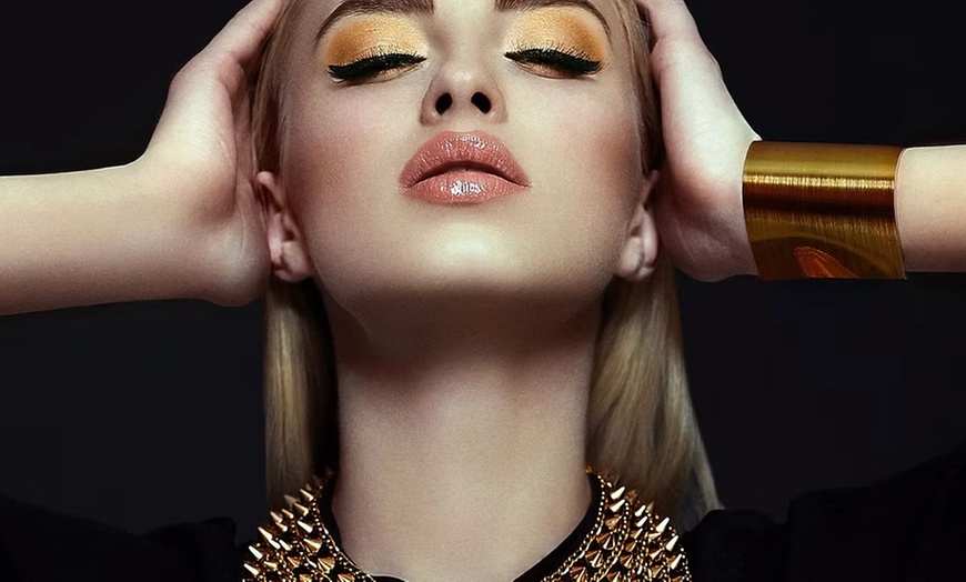 Image 2: Sesión de tratamiento facial con opciones personalizadas y exclusivas