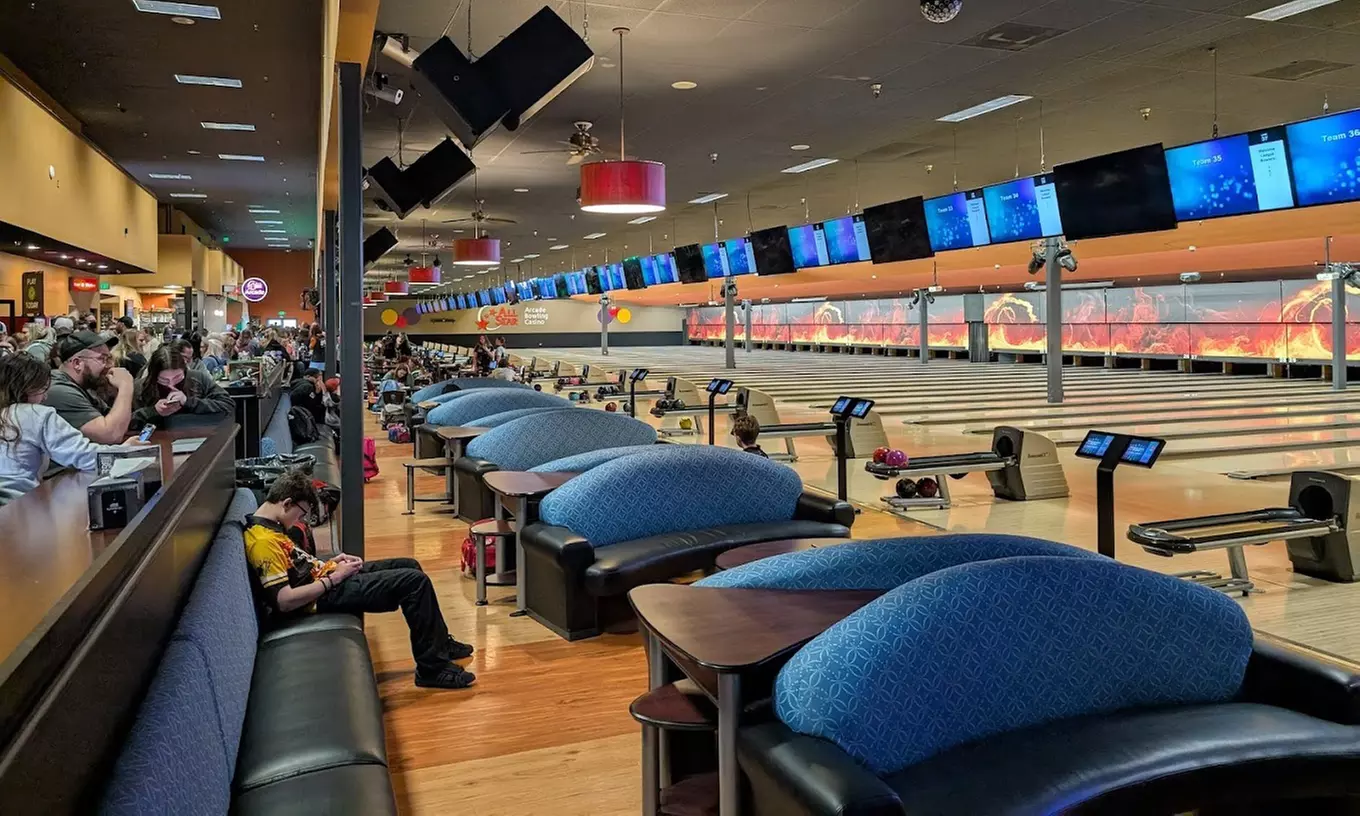 1 or 2 hours Bowling for Up to 6 People at a 40 Lanes Center + Food