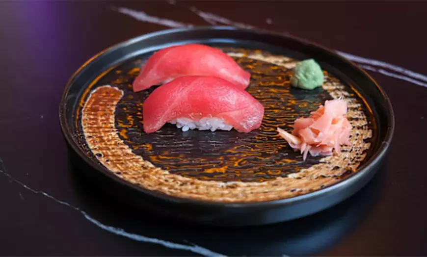 Image 2: Menú japonés para 2 o 4 con entrantes, sushi variado y bebida