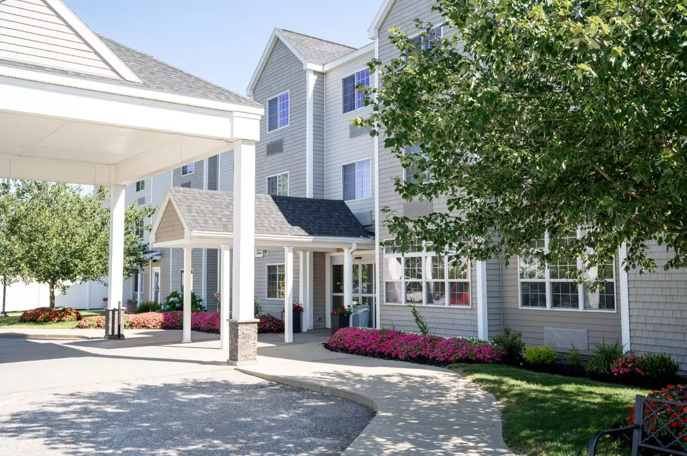 Hotel in Windham’s Lake Region with Premium Comfort & Pool Access