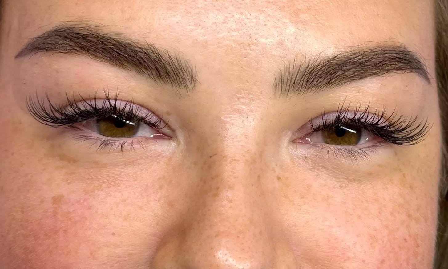 1:1- oder 2D-Wimpernverlängerung mit optionalem Refill nach 2 Wochen