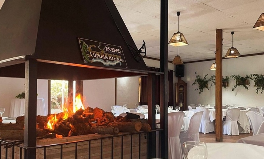 Image 2: Menú de parrillada para 2 o 4 con botella de vino en asador argentino