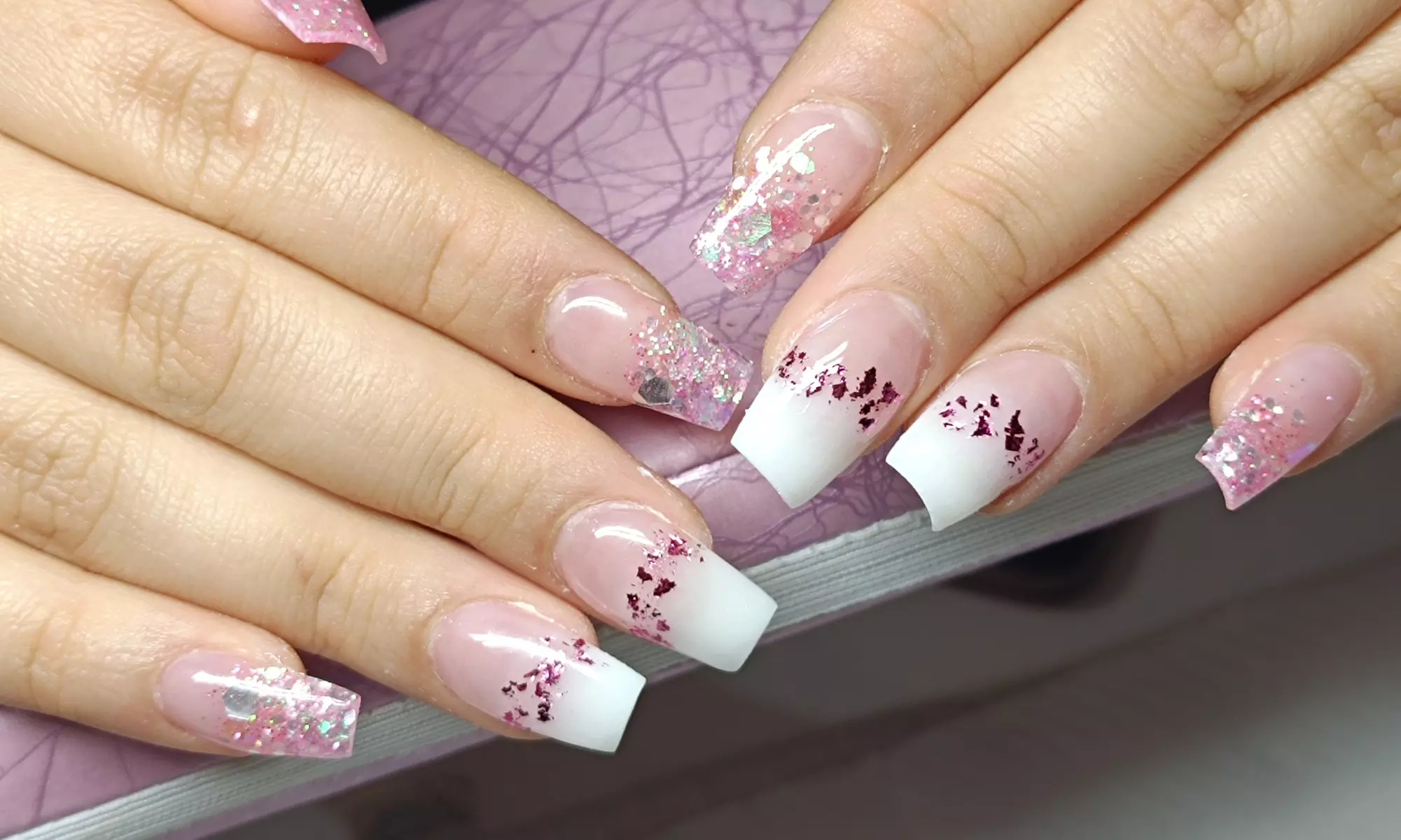 Primera puesta de uñas acrílicas con esmalte y diseño opcional