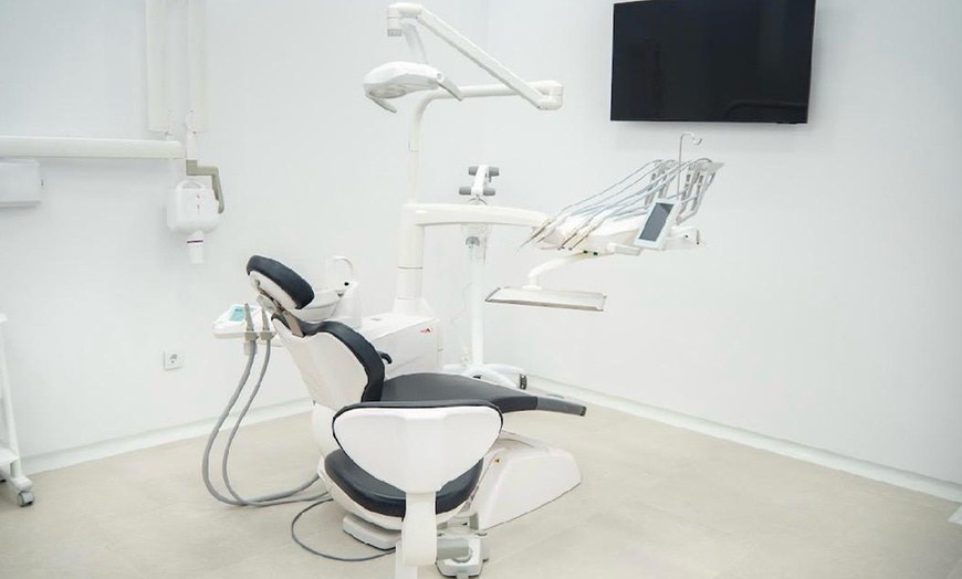 Image 4: Limpieza bucal con revisión y opción a limpieza de 2 o 4 cuadrantes