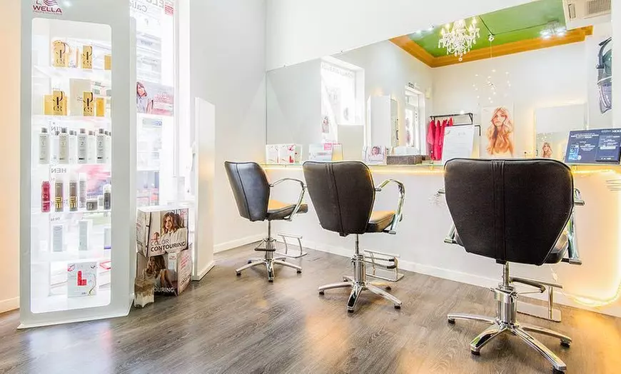 Image 2: Sesión de peluquería completa con corte y opción a tinte o mechas 