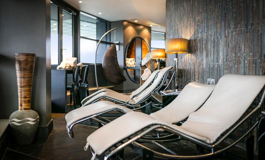 Image 5: Surrey: Trackside 4* Spa break with Breakfast, Dinner, Prosecco & Spa 