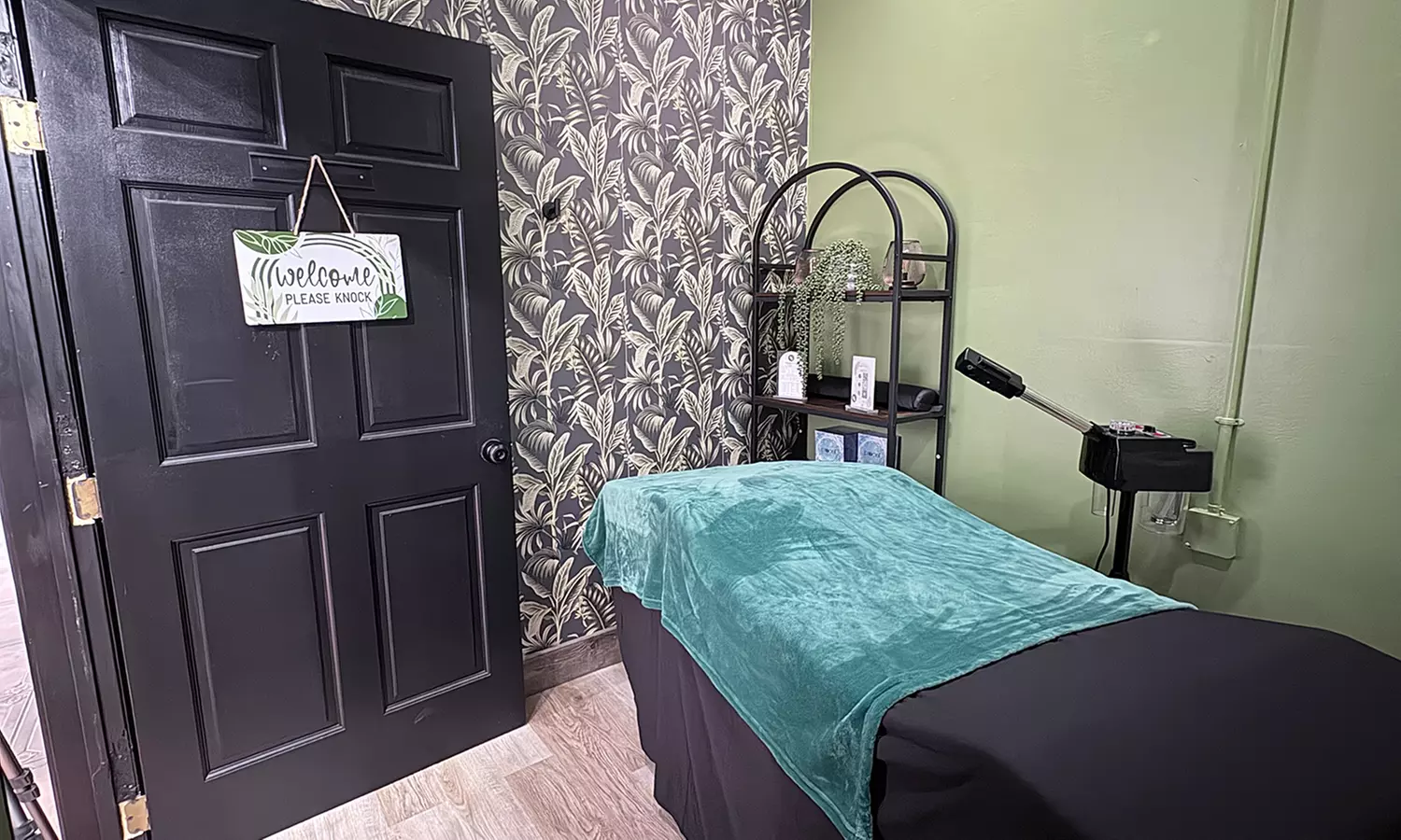 Choice of Facial (Signature Facial with LED, RF, or Dermaplaning)