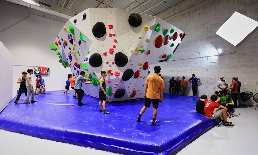 Image 7: ¡Escala sin límites! Acceso libre a rocódromo para niños o adultos 