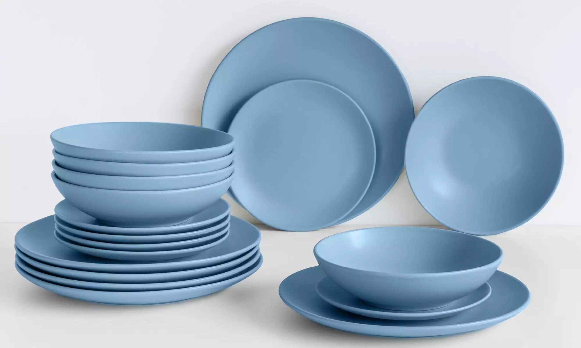 Servizio di 18 piatti in porcellana