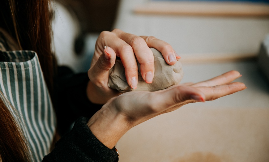 Image 2: Taller creativo de cerámica con o sin vino para 1 o 2 personas