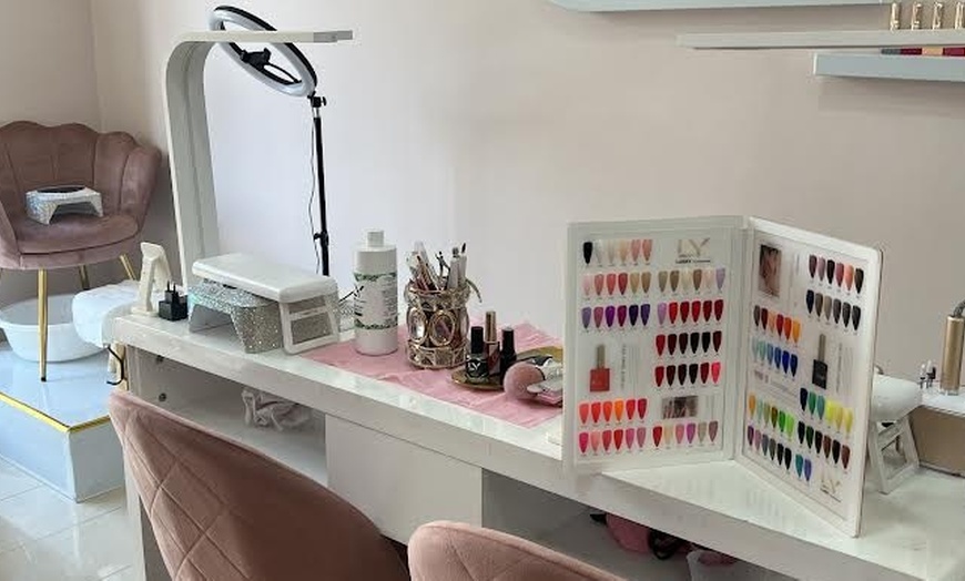 Image 2: 1 o 2 sesiones de manicura o pedicura normal o semipermanente