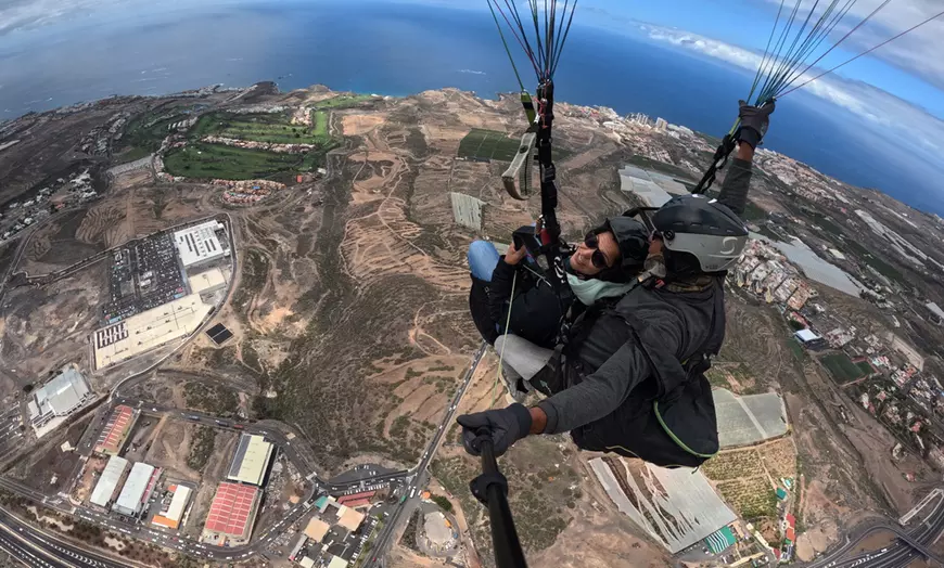 Image 1: Vuelo en parapente con duración a elegir y opción a foto para 1 