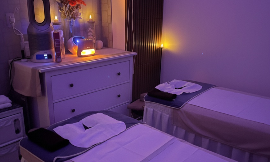 Image 2: Masaje oriental de Filipinas en pareja con copa de cava y bombones