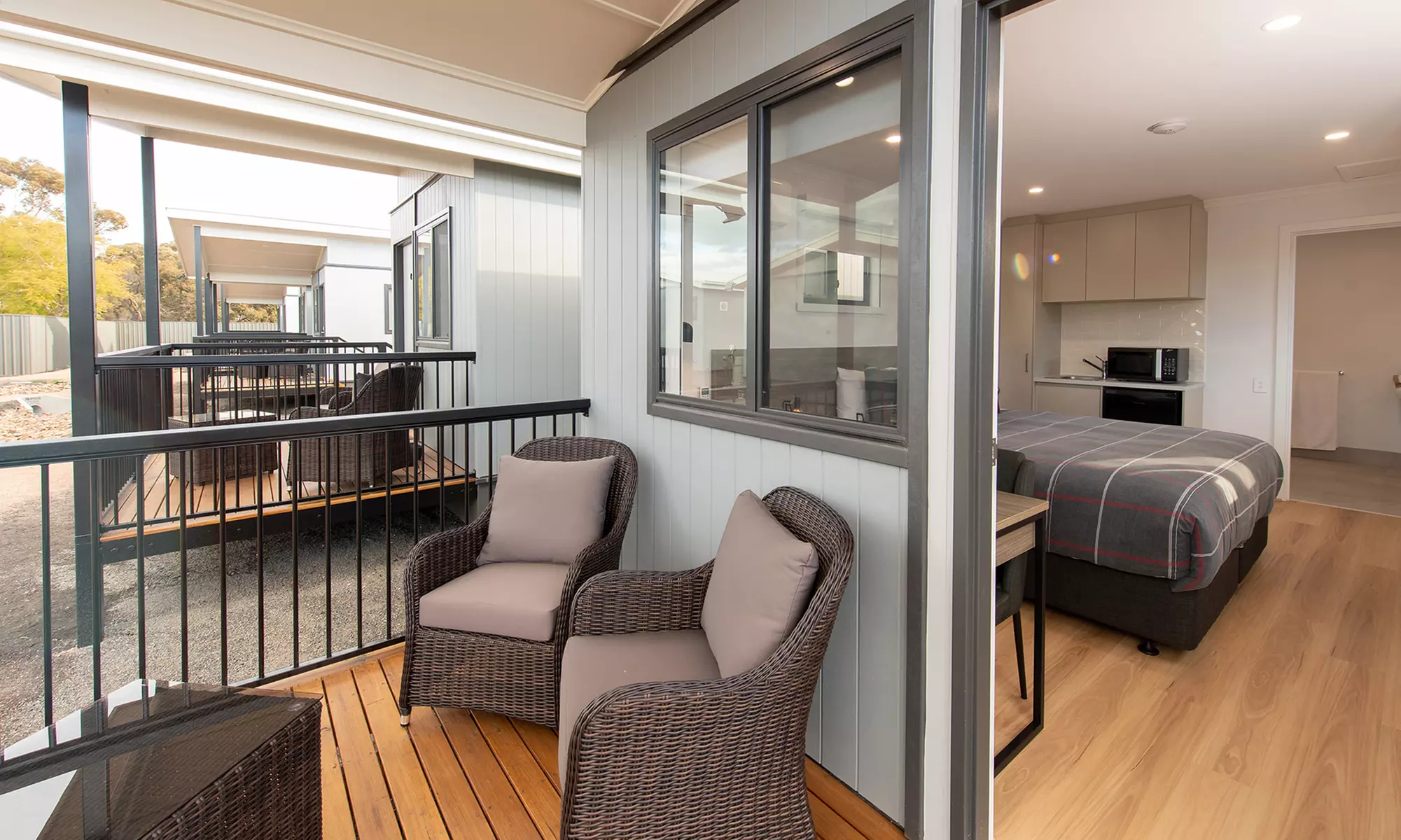 Port Pirie: Deluxe Villa + Welcome Gift in Room, Drink Voucher, & LCO