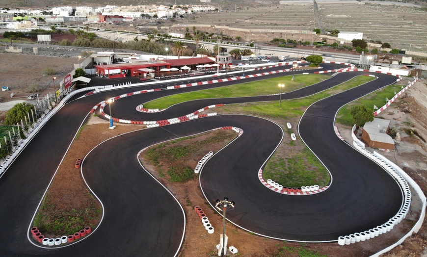 Image 4: ¡Adrenalina pura! Karting en circuito lleno de curvas y diversión