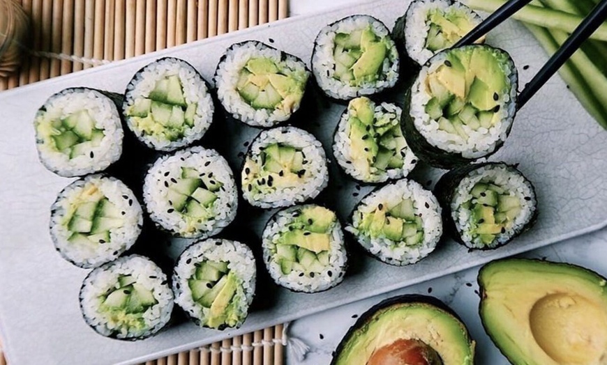 Image 10: Menú de sushi salado o dulce para 2 para el local o para recoger