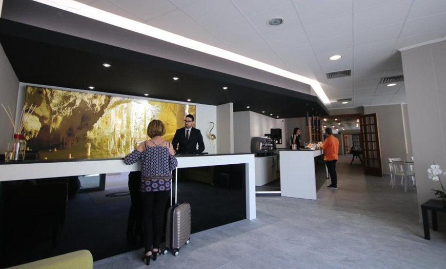 Image 6: Marche: soggiorno con colazione, mezza pensione, grotte o massaggio